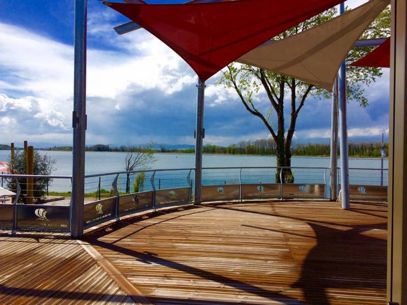 Salle de réunion au bord du lac proche de St Exupéry